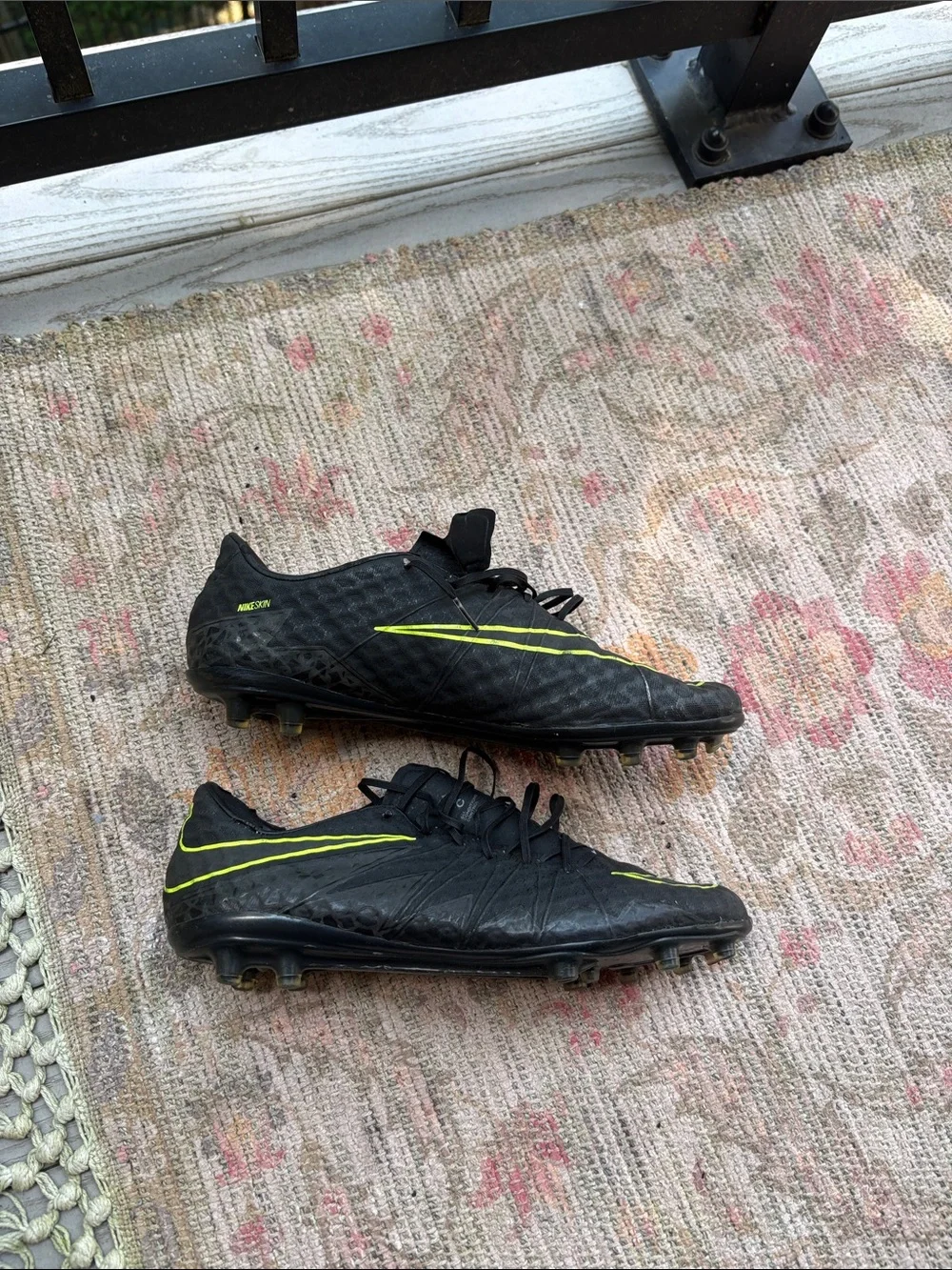 Nike Men's Black Athletic Shoes with Neon Yellow Accents